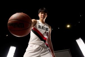 媒体人：杨瀚森今天几次犯规 是对抗不足体能下滑之后的无奈之举