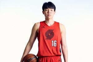 媒体人：杨瀚森在抢前场板的处理最好调整一下 还要退防保护中路