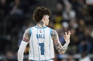 还不够!拉梅洛-鲍尔18中8拿到27分9板8助3断1帽 正负值+12 还不够!拉梅洛-鲍尔18中8拿到27分9板8助3断1帽 正负值+12