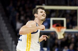 科尔:波斯特是比赛焦点 他毫无畏惧进关键球防守很棒为他高兴 科尔:波斯特是比赛焦点 他毫无畏惧进关键球防守很棒为他高兴