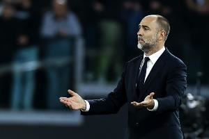 尤文此前已11次赛季中途换帅,98-99赛季安切洛蒂曾接替里皮 尤文此前已11次赛季中途换帅,98-99赛季安切洛蒂曾接替里皮