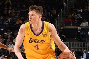 今天扛起了替补火力!克内克特12中7拿到15分&填满数据栏 今天扛起了替补火力!克内克特12中7拿到15分&填满数据栏