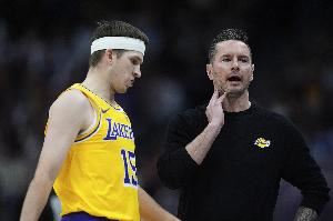 雷迪克曾表示这也是里夫斯的球队 他不再是落选秀而是核心之一 雷迪克曾表示这也是里夫斯的球队 他不再是落选秀而是核心之一