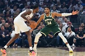 明天雄鹿迎战勇士 字母因左膝酸痛被列为大概率出战 明天雄鹿迎战勇士 字母因左膝酸痛被列为大概率出战