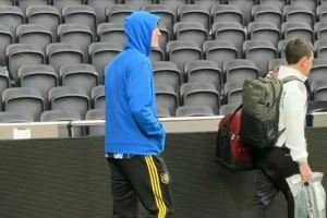 希望无碍！舍什科离开热刺球场时一瘸一拐