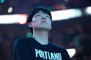 前辈倾囊相授！暂停期间罗威主动上前指导杨瀚森